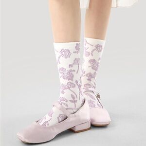 1 pair - White & Light Pink Floral Crew Socks